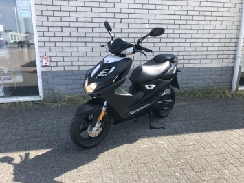 GAVE YAMAHA AAEROX  R 45KM 4-TAKT MAT ZWART BJ2015 7000KM