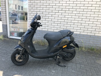 NETTE PIAGGIO ZIP SP 45KM BROM BLACK ON BLACK BJ2018 4000KM