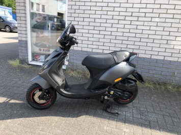 UNIEK MOOIE PIAGGIO ZIP SP 45KM 4-TAKT MAT GRIJS BJ2015 8000KM 