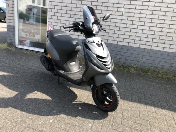 UNIEK MOOIE PIAGGIO ZIP SP 45KM 4-TAKT MAT GRIJS BJ2015 8000KM 