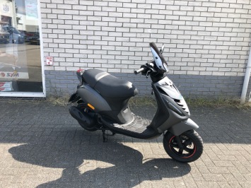 UNIEK MOOIE PIAGGIO ZIP SP 45KM 4-TAKT MAT GRIJS BJ2015 8000KM 