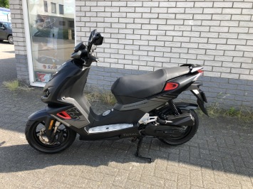 MOOIE  PEUGEOT PEUGEOT SPEEDFIGHT 45KM BROM ZWART/ROOD BJ2019 9000KM