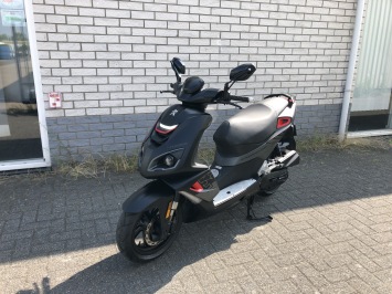 MOOIE  PEUGEOT PEUGEOT SPEEDFIGHT 45KM BROM ZWART/ROOD BJ2019 9000KM