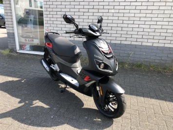 MOOIE  PEUGEOT PEUGEOT SPEEDFIGHT 45KM BROM ZWART/ROOD BJ2019 9000KM