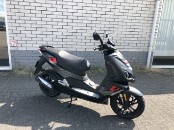 MOOIE  PEUGEOT PEUGEOT SPEEDFIGHT 45KM BROM ZWART/ROOD BJ2019 9000KM