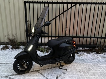 LEUKE VESPA SPRINT PRIMAVERA MAT BLACK VOL OPTIES BJ2018 8000KM