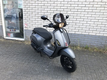 GAVE VESPA SPRINT S 45M BROM MAT GREY BJ2018 6000KM VOL OPTIES