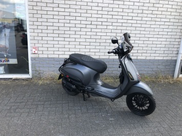 GAVE VESPA SPRINT S 45M BROM MAT GREY BJ2018 6000KM VOL OPTIES