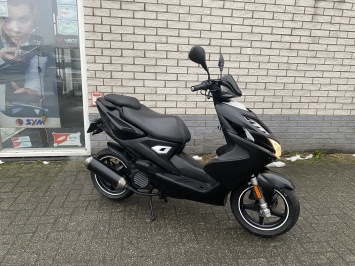 GAVE YAMAHA AEROX R 45KM BROM BLACK MAGIC BJ2014 9.000KM