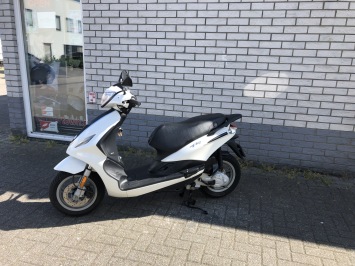 LEUKE PIAGGIO NEW FLY 25KM SNOR WIT BJ2015 7000KM