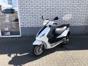 LEUKE PIAGGIO NEW FLY 25KM SNOR WIT BJ2015 7000KM