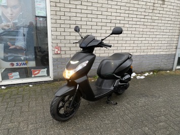 MOOIE PEUGEOT KISBEE 45KM BROM BLACK EDITION BJ2019 6000KM