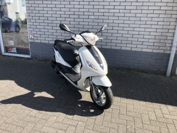 LEUKE PIAGGIO NEW FLY 25KM SNOR WIT BJ2015 7000KM