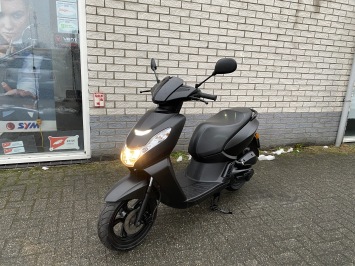 MOOIE PEUGEOT KISBEE 45KM BROM BLACK EDITION BJ2022 5000KM