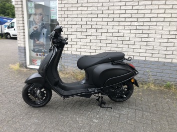 MOOIE VESPA SPRINT S 45KM BROM MAT BLACK 2900KM BJ2019