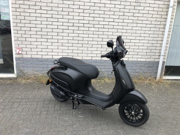 MOOIE VESPA SPRINT S 45KM BROM MAT BLACK 2900KM BJ2019
