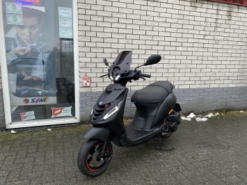 DIKKE PIAGGIO ZIP SP 45 4-TAKT MAT ZWART BROM BJ2021 4000KM
