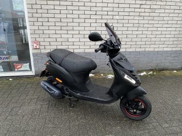 DIKKE PIAGGIO ZIP SP 45 4-TAKT MAT ZWART BROM BJ2021 4000KM