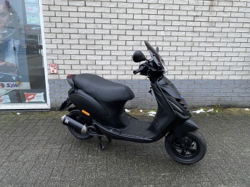 GAVE PIAGGIO ZIP SP 45KM BROM MAT ZWART BJ2017 7000KM