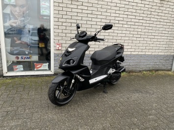 PRACHTIGE PEUGEOT SPEEDFIGHT 45KM BROM ZWART BJ2021 7000KM