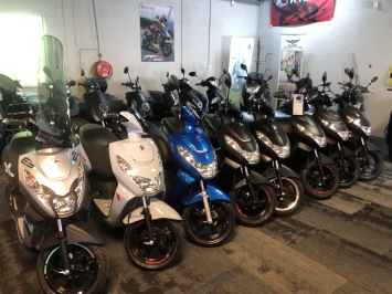 NIEUWE PEUGEOT KISBEE E5 BROM WE HEBBEN ER NOG 3