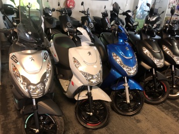 NIEUWE PEUGEOT KISBEE E5 BROM WE HEBBEN ER NOG 3