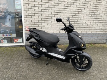 PRACHTIGE PEUGEOT SPEEDFIGHT 45KM BROM ZWART BJ2021 7000KM