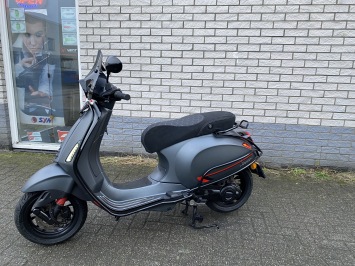 MOOIE VESPA SPRINT S 45KM BROM MAT GREY BJ2021 8000KM VOL OPTIES