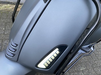 MOOIE VESPA SPRINT S 45KM BROM MAT GREY BJ2021 8000KM VOL OPTIES