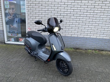 MOOIE VESPA SPRINT S 45KM BROM MAT GREY BJ2021 8000KM VOL OPTIES