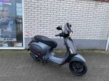MOOIE VESPA SPRINT S 45KM BROM MAT GREY BJ2021 8000KM VOL OPTIES