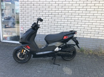 LEUKE  PEUGEOT SPEEDFIGHT 4  BROM 45KM ROOD / BLACK BJ2019 6.000KM