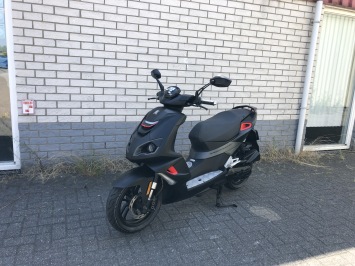 LEUKE  PEUGEOT SPEEDFIGHT 4  BROM 45KM ROOD / BLACK BJ2019 6.000KM