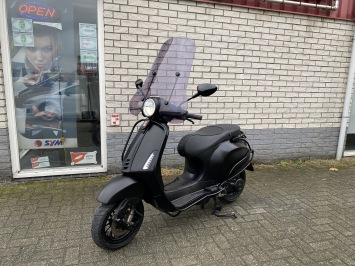 LEUKE VESPA SPRINT PRIMAVERA MAT BLACK VOL OPTIES BJ2018 8000KM