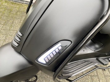 LEUKE VESPA SPRINT PRIMAVERA MAT BLACK VOL OPTIES BJ2018 8000KM