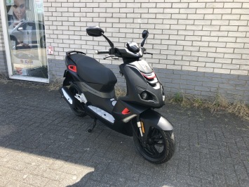 LEUKE  PEUGEOT SPEEDFIGHT 4  BROM 45KM ROOD / BLACK BJ2019 6.000KM
