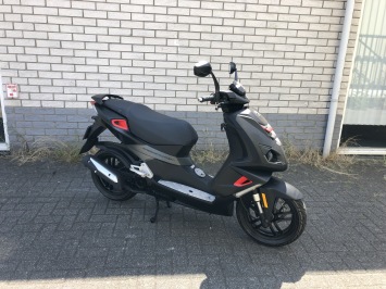 LEUKE  PEUGEOT SPEEDFIGHT 4  BROM 45KM ROOD / BLACK BJ2019 6.000KM