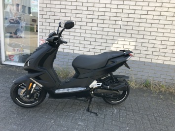DIKKE  PEUGEOT PEUGEOT SPEEDFIGHT 45KM BROM ZWART BJ2018  6000KM
