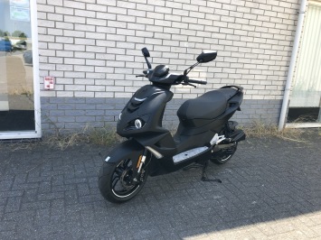 DIKKE  PEUGEOT PEUGEOT SPEEDFIGHT 45KM BROM ZWART BJ2018  6000KM