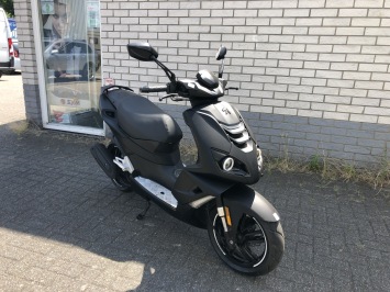 DIKKE  PEUGEOT PEUGEOT SPEEDFIGHT 45KM BROM ZWART BJ2018  6000KM