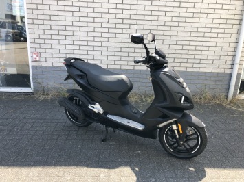 DIKKE  PEUGEOT PEUGEOT SPEEDFIGHT 45KM BROM ZWART BJ2018  6000KM