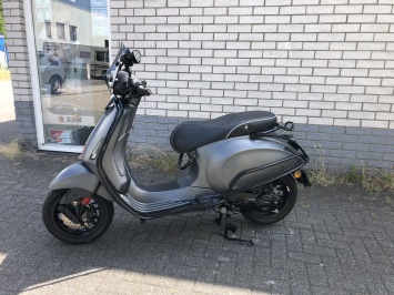 GAVE VESPA SPRINT S 45M BROM MAT GREY BJ2019 7000KM VOL OPTIES