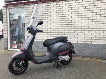 NIEUWE VESPA SPRINT S MAT GRIJS / ROZE  SPECIAL BROM 45KM 0KM