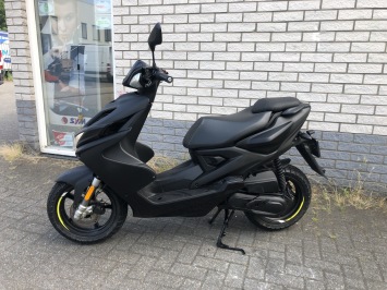 JONGE YAMAHA AAEROX R 45KM 4-TAKT MAT ZWART BJ2021 7000KM