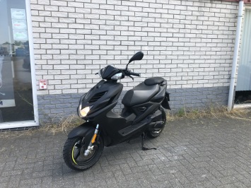 JONGE YAMAHA AAEROX R 45KM 4-TAKT MAT ZWART BJ2021 7000KM