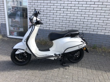 GAVE VESPA SPRINT S 45KM BROM BLACK ON WHITE BJ2019 8600KM