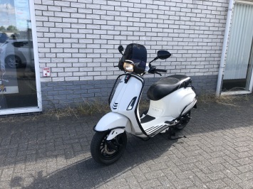 GAVE VESPA SPRINT S 45KM BROM BLACK ON WHITE BJ2019 8600KM