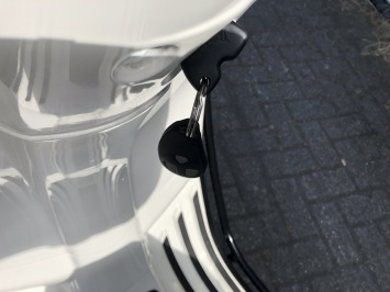 GAVE VESPA SPRINT S 45KM BROM BLACK ON WHITE BJ2019 8600KM