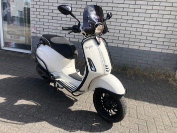 GAVE VESPA SPRINT S 45KM BROM BLACK ON WHITE BJ2019 8600KM