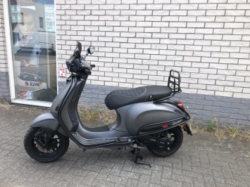 MOOIE VESPA SPRINT S 45KM BROM MAT GREY BJ2018 8000KM VOL OPTIES